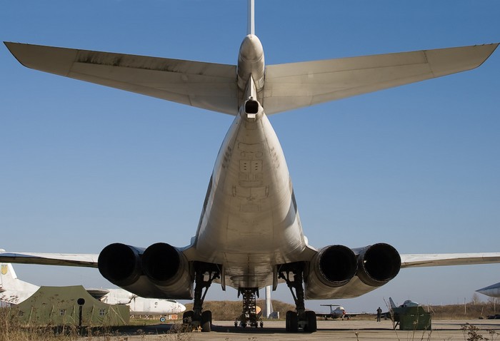  Dimensions du cygne blanc Tu-160. Moteur. Le poids. Histoire. Gamme de vol. plafond pratique