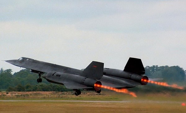  Dimensions du Lockheed SR-71 Blackbird. Moteur. Le poids. Histoire. Gamme de vol