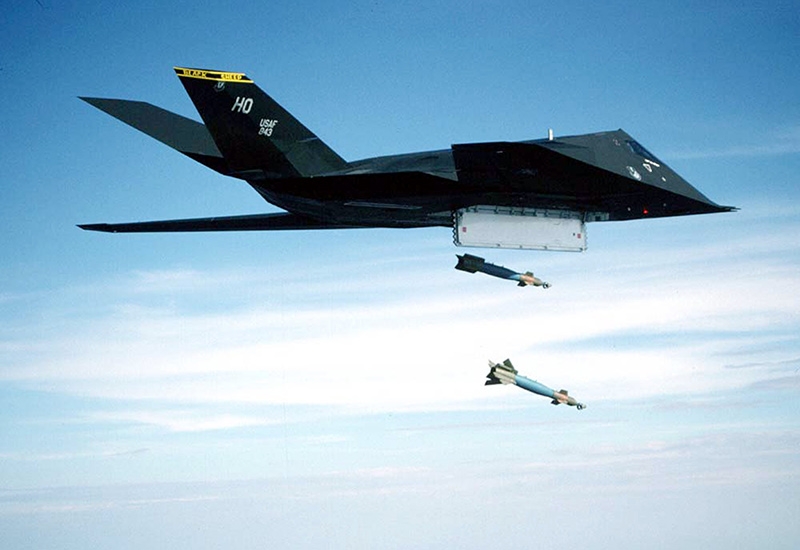 Dimensions du Lockheed F-117 Night Hawk. Moteur. Le poids. Histoire. Gamme de vol. plafond pratique