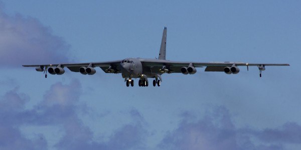 B-52 nucleares para celebrar el centenario. vídeo de bombardero
