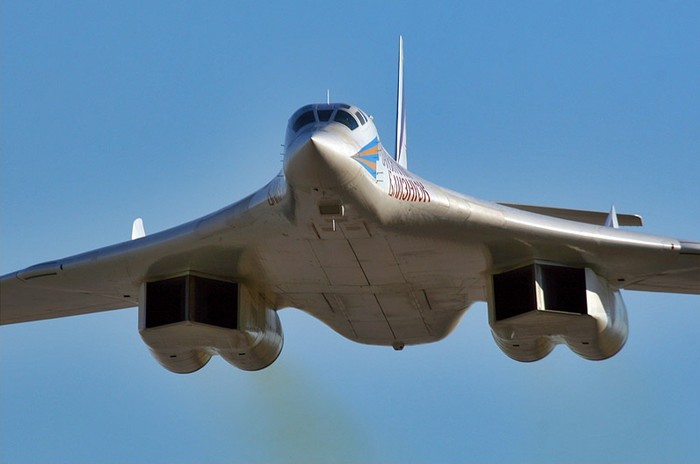  Dimensiones del Cisne Blanco Tu-160. Motor. El peso. Historia. rango de vuelo. techo práctico
