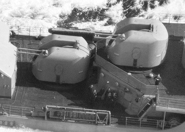 
		AK-726 - montaje de cañón de 76 mm para barco