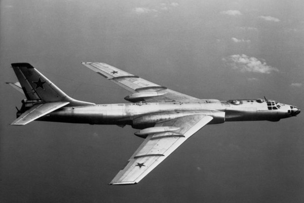 Dimensions du Tu-16. Moteur. Le poids. Histoire. Gamme de vol. plafond pratique