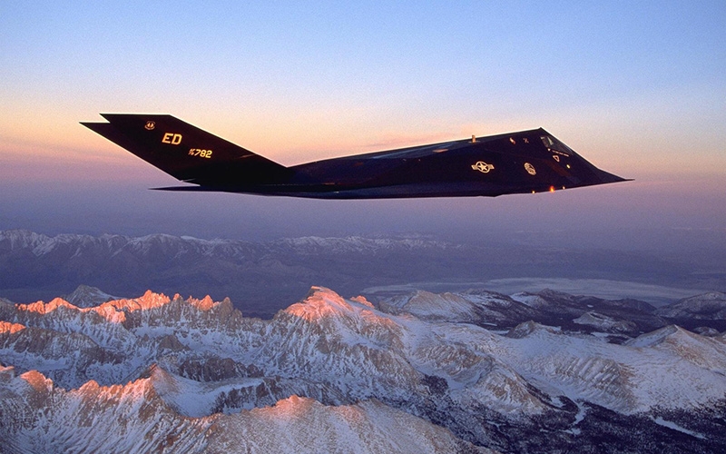  Dimensions du Lockheed F-117 Night Hawk. Moteur. Le poids. Histoire. Gamme de vol. plafond pratique
