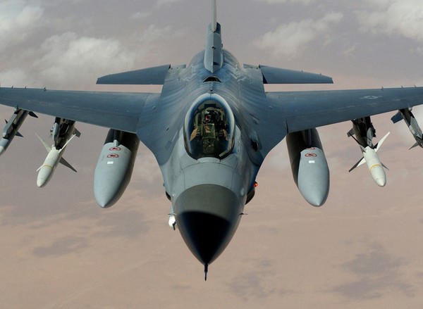  Истребитель F-16 Размеры. Motor. El peso. Historia. rango de vuelo