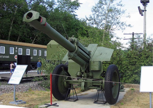 
		Howitzer D-1 samples 1943 , the caliber of 152 mm