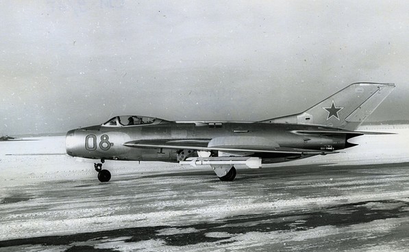  Dimensions MiG-19. Moteur. Le poids. Histoire. Gamme de vol. plafond pratique