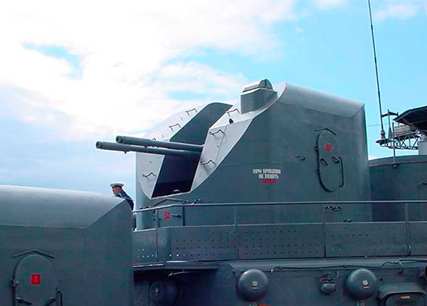 
		AK-726 - support de canon de 76 mm pour navire