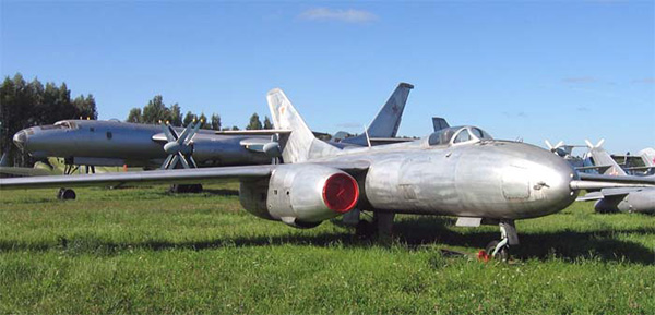  Yak-25 Dimensions. Engine. The weight. story. Range of flight. Service ceiling