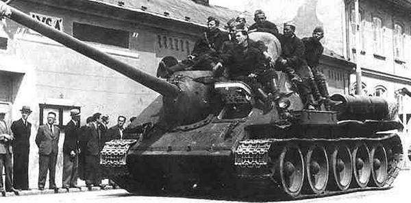 
		САУ СУ-100 - самоходно-артиллерийская установка Красной Армии