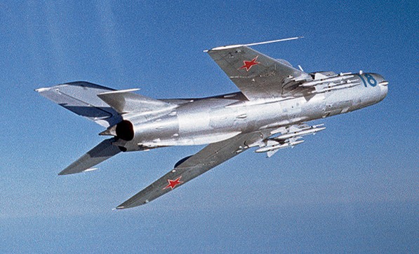  Dimensiones del MiG-19. Motor. El peso. Historia. rango de vuelo. techo práctico