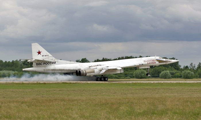  Dimensiones del Cisne Blanco Tu-160. Motor. El peso. Historia. rango de vuelo. techo práctico
