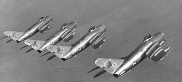  Dimensions du MiG-17. Moteur. Le poids. Histoire. Gamme de vol. plafond pratique