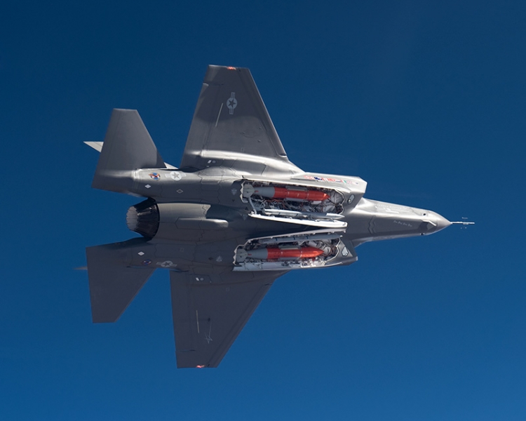  Vuelo del F-35 Lightning II. Motor. El peso. Historia. rango de vuelo. techo práctico