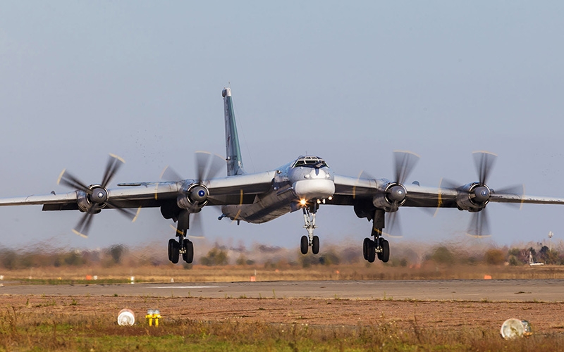  Dimensiones del oso Tu-95MS. Motor. El peso. Historia. rango de vuelo. techo práctico