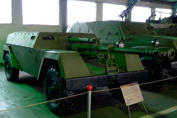 
		KSP-76 (GAZ-68) - cañones autopropulsados ​​antitanques con ruedas calibre 76 mm