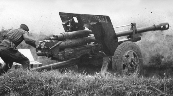 
		ZIS-3 - divisional sample cannon 1942 , the caliber of 76 mm