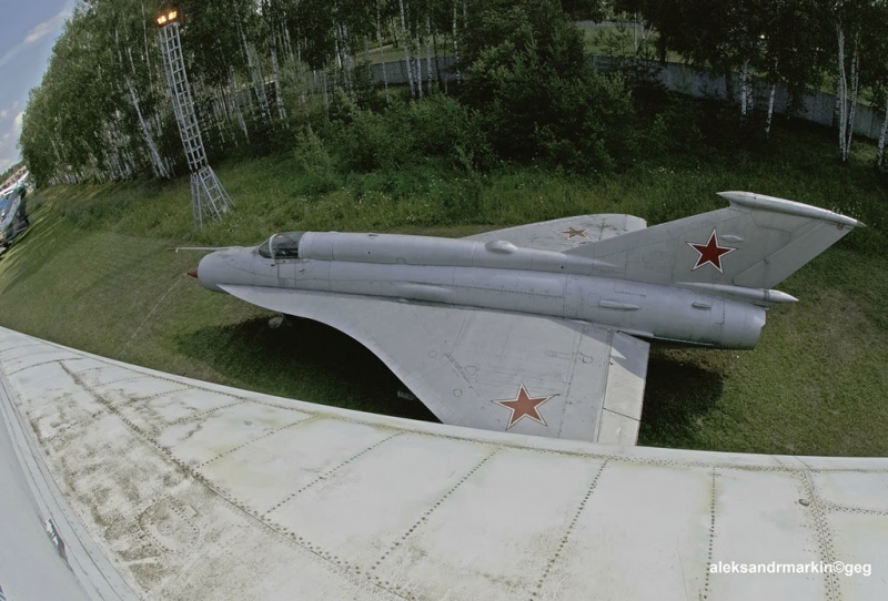  Dimensiones del MiG-21. Motor. El peso. Historia. rango de vuelo. techo práctico