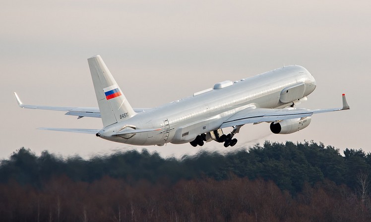  Dimensions Tu-214R. Moteur. Le poids. Histoire. Gamme de vol