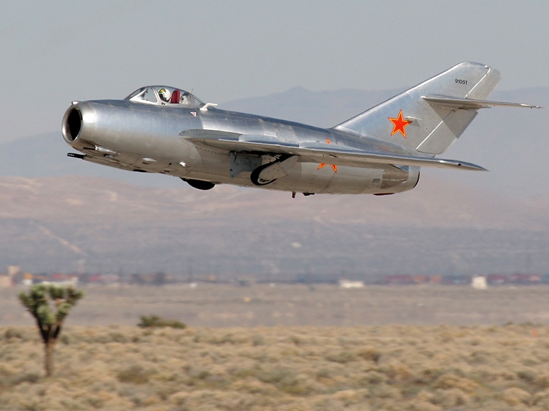  Dimensiones del MiG-15. Motor. El peso. Historia. rango de vuelo. techo práctico