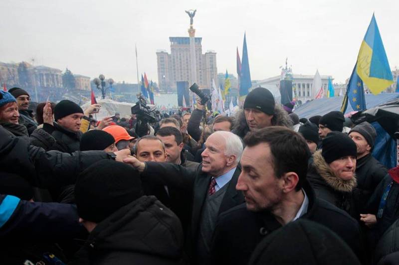 Порошенко помянул Маккейна – «большого друга Украины»