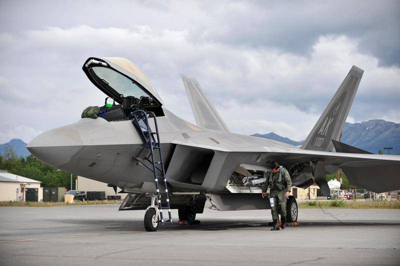 Для сдерживания российской агрессии. США перебросили в Европу F-22