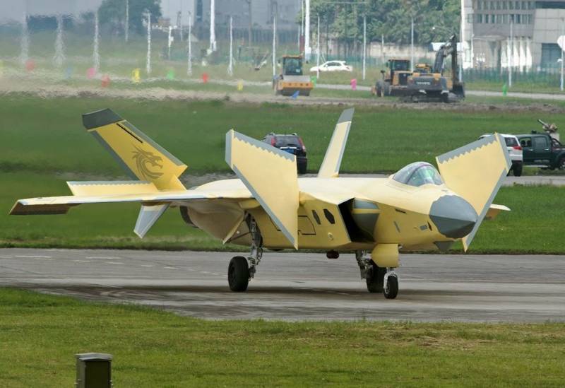 Эксперт: китайский J-20 лучше российского Су-57