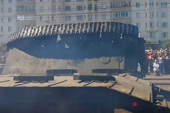 После парада в Курске с платформы упал танк Т-34