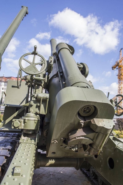 Artillery, large caliber: 203-mm howitzer B-4 