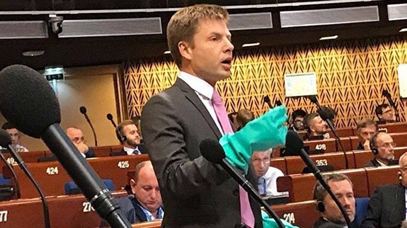 С заботой о здоровье! Украинскому депутату отправили пачку презервативов