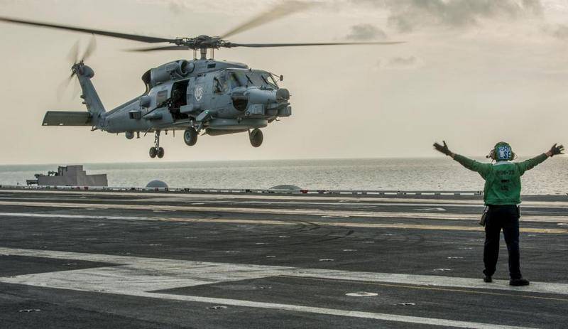 Вертолёт США MH-60 Seahawk упал на палубу авианосца "Рональд Рейган"