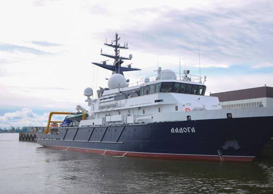 На опытовом судне «Ладога» поднят флаг ВМФ