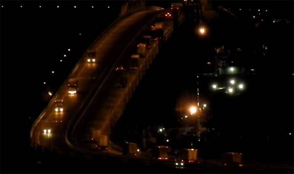 Открыто грузовое автомобильное движение по Крымскому мосту. Новый "привет" Киеву