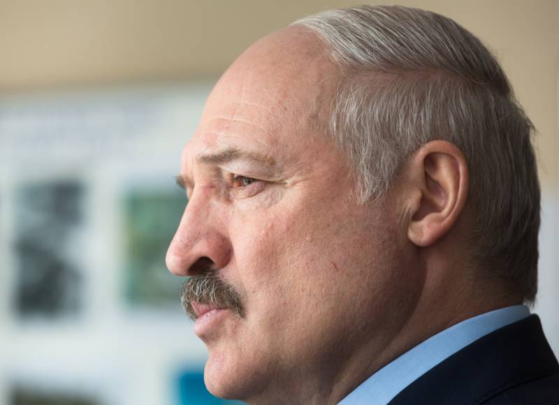 Лукашенко объяснил, почему в стране празднуют день Октябрьской революции