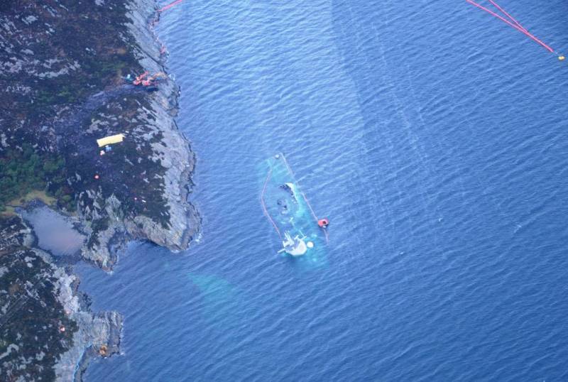 Получивший повреждение норвежский фрегат ушёл под воду