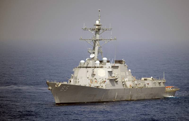 МО РФ: Эсминец США McCampbell следовал под российским контролем