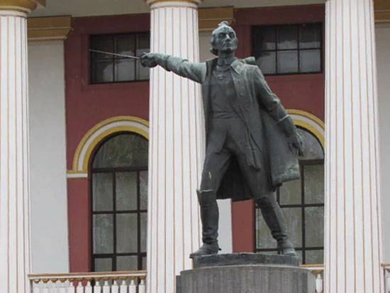 ВО-пятница: Сеть "похоронила" Порошенко, в Киеве демонтируют памятник Суворову