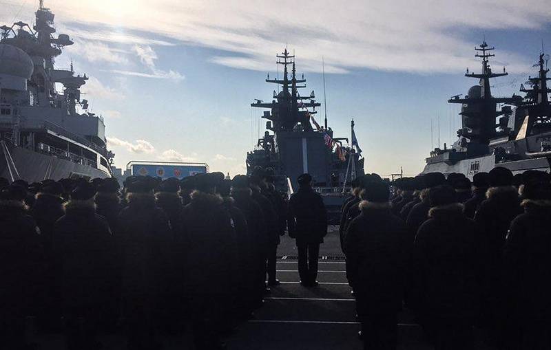 На корвете "Громкий" поднят военно-морской Андреевский флаг