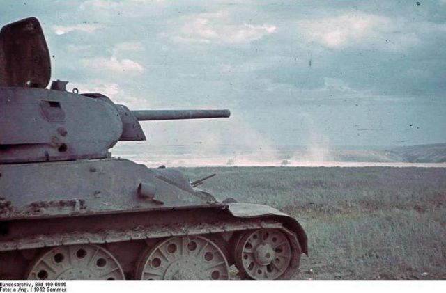 Pourquoi le T-34 a-t-il perdu contre le PzKpfw III, но выиграл у "Тигров" и "Пантер" 