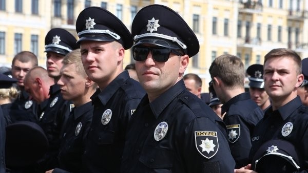The United States will provide the Ukrainian police training weapons for training