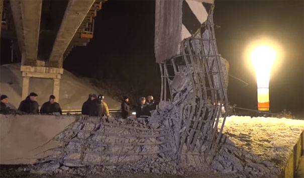 Опубликованы кадры с места подрыва опоры железнодорожного моста в ДНР