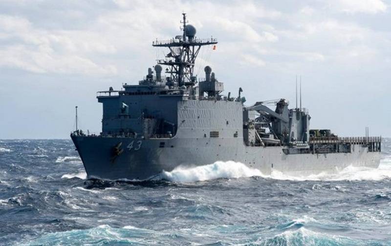 Американский корабль-док "Форт Макгенри" покинул Чёрное море