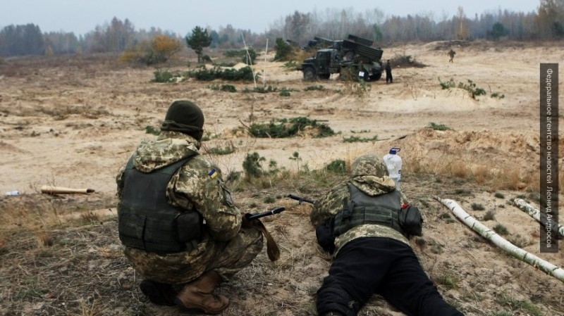 Грузовик ВСУ подорвался на мине в районе линии соприкосновения в Донбассе
