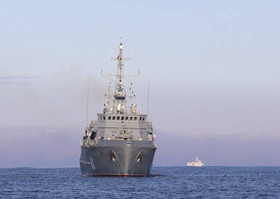 Над новейшим кораблём ПМО "Иван Антонов" поднимают Андреевский флаг
