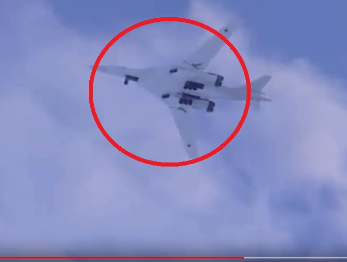 Published two unique shots of the flight of the Tu-160 over the Arctic