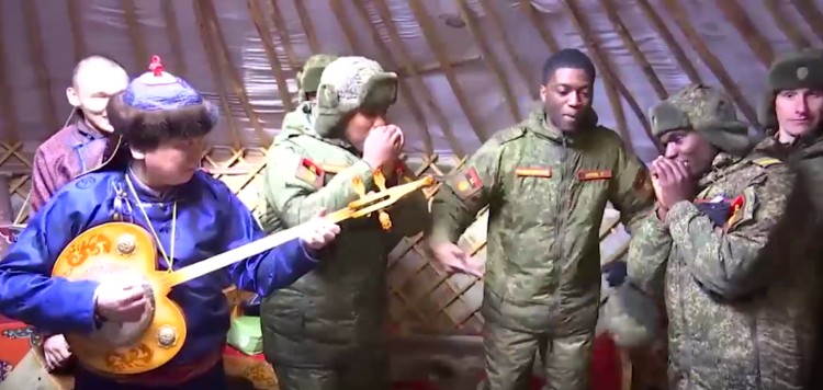 在陆军运动会上，安哥拉特种部队演奏图瓦民族乐器