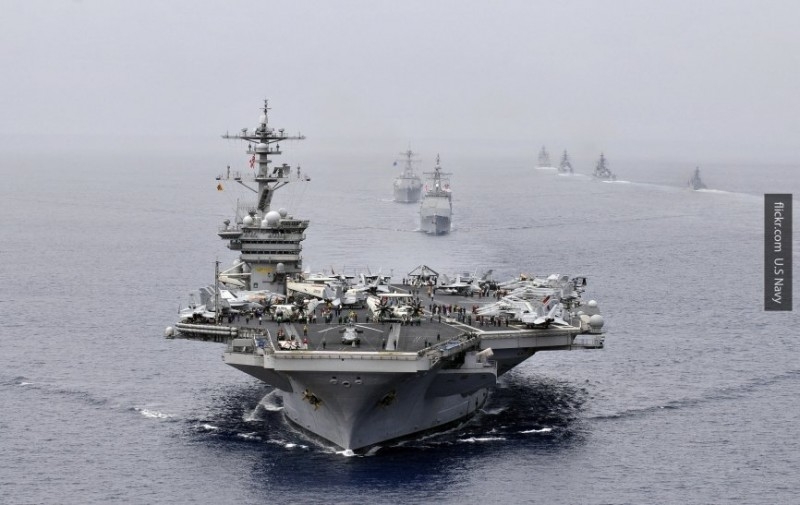 Two ships of the US Navy faced feeds off the coast of Florida