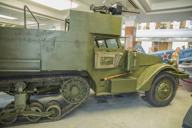 Un autre prêt-bail: tracteur M2, est devenu un véhicule blindé de transport de troupes M2A1 