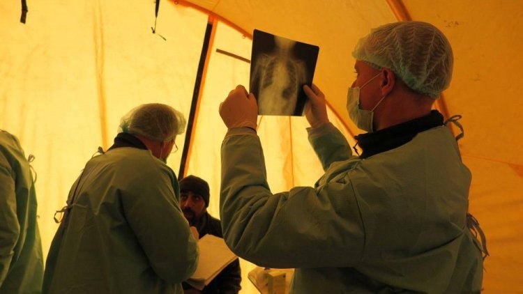 Беженцам лагеря «Er, Rukban» помогают российские медики в Сирии