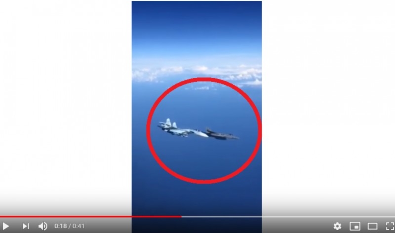 «Уважение, гордость и красота»: соцсети отреагировали на маневы Су-27 и F-15